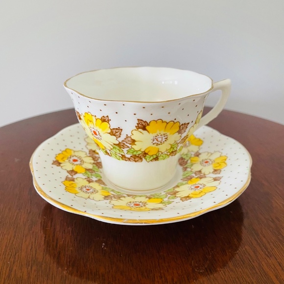 Vintage Rosina-Queens China teacup and saucer set with yellow flowers - Picture 2 of 6